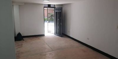  ¡Casa Comercial en Arriendo! ¿Buscas el lugar ideal para tu negocio? Tenemos el espacio perfecto para ti. Ubicación estratégica Área de 100 mts, 1 habitación privada ideal como oficina o bodega Sala amplia para atención al cliente o área de trabajo Cocineta funcional 2 baños. Ideal para oficinas, consultorios, academias o negocios que requieran un espacio cómodo y bien distribuido. Contáctanos para más información y agendar una visita 3103597461 asesor Juan David Marín  . ¡No dejes pasar esta oportunidad!