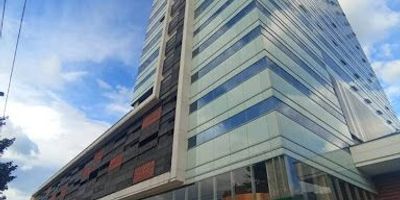 Espectacular local de 160m sobre la emblemática Avenida Las Vegas, con excelente vitrina y alto flujo peatonal y vehicular. Distribuido en dos niveles de 80m cada uno, cuenta con 3 baños, cuarto técnico y 2 parqueaderos cubiertos. Ideal para potenciar tu marca en una vibrante zona comercial. Canon más IVA y administración. Una vitrina privilegiada en una ubicación estratégica