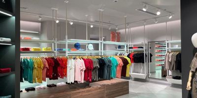 Local en venta o arriendo en Centro Comercial Andino – Bogotá
¡Haz que tu marca brille en el corazón de Bogotá!
Este espectacular local de 172 m² está ubicado en el exclusivo Centro Comercial Andino, una de las vitrinas comerciales más codiciadas de la ciudad. Un espacio ideal para marcas de lujo, moda, tecnología o experiencias gourmet que buscan visibilidad, alto tráfico y prestigio. Excelente vitrina, ubicación estratégica dentro del centro comercial,  zona de alto perfil – Zona T, entorno consolidado y con gran valorización,  con disponibilidad inmediata. Invierte o posiciona tu negocio en un entorno premium.