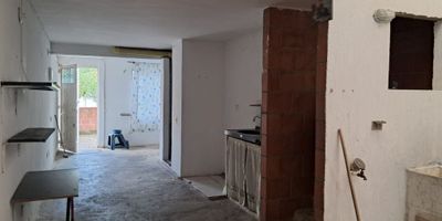 Vivienda económica con potencial para adecuar a tu gusto. Esta casa de dos pisos ofrece una distribución práctica y funcional. En el primer nivel encontraras sala, comedor, cocina y patio, y un baño. El segundo nivel cuenta con  2 habitaciones, las cuales están en estado básico, perfectas para personalizar según tus necesidades; y posibilidad de ampliación.