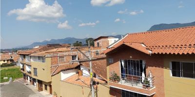 Este moderno apartamento en La Ceja, Antioquia, es la oportunidad de adquirir una propiedad con una excelente ubicación en uno de los municipios más prósperos de Colombia.

Con una construcción  de 56.38 M2, este inmueble ofrece comodidad y amplitud para toda la familia.

Con un diseño interior funcional y elegante, este apartamento cuenta con 3 alcobas y 2 baños, ideales para satisfacer las necesidades de espacio y privacidad de todos sus habitantes. Además, su parqueadero  brinda la comodidad de tener un lugar seguro y exclusivo para el vehículo.

Una de las grandes ventajas de esta propiedad es que admite mascotas, lo que la convierte en una opción ideal para aquellos que desean compartir su hogar con sus fieles compañeros. Además, cuenta con armarios empotrados en todas las habitaciones y baño auxiliar para mayor comodidad.

El apartamento también cuenta con una habitación principal con baño privado, brindando la comodidad y privacidad que todos desean en su espacio personal. Su citófono/intercomunicador garantiza la seguridad de sus habitantes y su integración con el entorno.

La vista panorámica desde este apartamento es simplemente espectacular, permitiendo disfrutar de las hermosas montañas de La Ceja desde la comodidad de su hogar. Además, cuenta con una zona de lavandería para hacer las tareas del hogar más sencillas y agua disponible para todas las necesidades.

En cuanto a su ubicación externa, este apartamento tiene acceso pavimentado y se encuentra cerca de centros comerciales y de la zona urbana, lo que facilita el acceso a todos los servicios y comodidades que la ciudad ofrece. Además, su cercanía a colegios  lo hace ideal para familias con hijos en edad escolar.

El edificio también cuenta con parqueadero para visitantes y parques cercanos, ideales para disfrutar de un tiempo de esparcimiento en familia. Y para facilitar la movilidad, se encuentra cerca de transporte público para llegar a cualquier parte de la ciudad.
