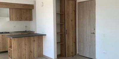 Apartamento de 60 metros cuadrados ubicado en la Urbanización Ciudadela Riovivo, con dos habitaciones con clóset, dos baños completos, área de estudio, salón comedor, cocina, zona de ropas y balcón. Incluye parqueadero sencillo. 

La unidad cuenta con piscina cubierta, zona húmeda, gimnasio, zona infantil, zona para mascotas, salón social y muchas zonas verdes para disfrutar en familia. 