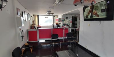 Alquilo local de 100m2 en el Cable.

Ideal para negocio, oficinas, call center, consultorios, academias o tiendas de ropa. Se puede estacionar afuera vehículos o motos. Tiene piso en ceramica, baño sencillo, cocineta.

Ubicado sobre la av. Santander, cerca a centro comercial. 

No tiene costos de administración.

¡Contáctanos y agenda tu cita al 3206422861!
