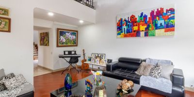 Gratamira, area 270 mts,  vendo casa esquinera, mas terrazas y reformas, remodelada, redes electricas e hidrulicas cambiadas, la distribuccion es excelente y los acabado inmejorables. La obra de carpinteria es de excelente calidad, las areas de circulacion son las adecuadas, no hay desperdicio. La fachada es en ladrillo a la vista y ventaneria en aluminio con  una puerta principal de madera de cuerpo y medio. Los acabados de los baños son excelentes, cocina remodelada, tres habitaciones con opcion de la cuarta habitacion, estudio, altillo, dos terrazas independientes, area de Home office ind, cuarto y baño de servicio, cuatro parqueaderos cubiertos, tres chimeneas, cinco baños, conjunto mixto con casas y apartamentos, juegos infantiles, parques, amplias zonas verdes, caminos en piedra, salon comunal de dos pisos dotado con cocina, bateria de baños y sauna. apts c-d
