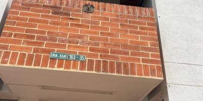 SE VENDE MAGNIFICO APARTAMENTO  , TORRE DE 5 PISOS  SIN ASCENSOR . Apartamento  4 piso   ,Ubicado en el conjunto picadilly consta : 3 habitaciones , 2 baños , sala comedor , cocina integral ,zona  de lavanderia.Parqueadero privado  cubierto y depósito.conjunto cuenta con Portería 24 horas , Gimnasio ,sala de reuniones , zonas verdes , ambiente familar y tranquilo .tiempo de construido mas de 20 años.ubicado entre autopista norte y avenida Boyacá Entre la calle 170 y calle 153, estación toberin.parques , droguerias ,  centros comerciales Zona se beneficia  de buena oferta comercial  y servicios .