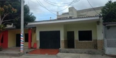 Te presentamos confortable casa ubicada en el sector de San Juan Bosco en la ciudad de Sabanagrande, un lugar estratégico de la ciudad gracias a su alto flujo peatonal y vehicular,  inmueble con disposición medianera, con las siguientes dependencias sala, comedor, cocina, 4 habitaciones, 2 baños, patio de ropas , terraza y garaje.  Cerca podrás encontrar parques, zonas gastronómicas, bares, restaurantes, clínicas, no esperes más y anímate a encontrar con nosotros tu lugar ideal. Contáctanos y déjanos tener el privilegio de atenderte. 