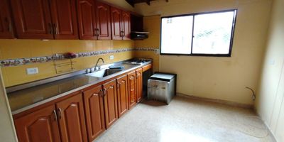 
Apartamento para arriendo en el sector de Santa Maria Itagui. En el podras disfrutar espacios comodos, amplios y luminosos. Cuenta con 3 habitaciones, 2 banos, 3 closet, sala comedor, cocina integral, red de gas, 2 balcones y zona de ropas. Con cercanias al Centro de la Moda, Avenida santa Maria, supermercados y buen acceso a transporte publico.
