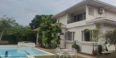 Hermosa Casa Independiente Estilo Californiano, ubicada en altos de ciudad jardin. Área Lote 1.350m2, Área Construida 332m2, casa de 1 piso, solo la habitación principal es en el segundo piso. 3 Habitaciones con Opción de 4ta, Todas con Baño, Sala y Comedor independiente, Cocina, Patio Posterior, Amplio Antejardín, Piscina , Parqueadero Cubierto para 2 Autos y 5 descubiertos. Ubicada cerca del club shalom, colegios y universidades