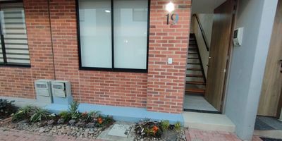 Bienvenido a esta casa en venta ubicada en exclusivo condominio de casas en Chía, Cundinamarca. La propiedad cuenta con tres cómodas habitaciones, tres baños funcionales, y parqueadero cubierto para mayor comodidad y seguridad. El conjunto residencial ofrece diversas zonas comunes que incluyen salón social, salón infantil, recepción, puerta de seguridad y vigilancia privada las 24 horas, brindando un ambiente tranquilo y seguro para toda la familia. Ideal para quienes buscan calidad de vida en un entorno residencial, tranquilo y bien ubicado. Si te encuentras interesado, agenda tu cita! Cod: 4473