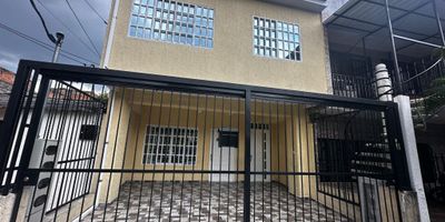 Rento excelente apto en el barrio nueva floresta para estrenar 60m2, segundo piso, sala comedor, cocina, 2 habitaciones amplias, 1 baños, garaje para moto, muy buena buena ubicación, cerca a colegios y supermercados . info 321 cinco ochenta y uno noventa y tres ocho ocho