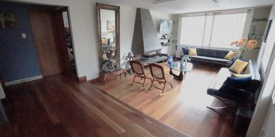 Amplia y versátil casa en excelente ubicación – ideal para vivienda o uso como oficina, esta excelente propiedad ubicada en el exclusivo sector de Polo Club, perfecta tanto para familias que buscan confort, independencia y una ubicación privilegiada, como para empresas que requieren espacios adecuados para oficinas. Distribución del inmueble: Primer piso: Sala, comedor independiente, cocina amplia e iluminada, área de ropas, baño social, cuarto de servicio con baño, garaje cubierto. Segundo piso: Tres habitaciones (la principal con baño privado), baño auxiliar, estudio o estar de alcobas ideal como zona de TV o espacio de trabajo. Gracias a su distribución y ubicación, esta casa también es una excelente opción para uso corporativo o como sede administrativa. Ubicación estratégica: A solo una cuadra de la Autopista Norte, muy cerca de las estaciones de Transmilenio Calle 85 y Los Héroes, con fácil acceso a transporte público, centros comerciales, restaurantes y múltiples servicios del norte de Bogotá.