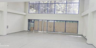 Local de doble altura con excelente ubicación frente al centro comercial chipichape, sobre toda la avenida sexta, consta de 300mts en 1era planta y 100mts de mezanine, oficina, escaleras internas. Al arriendo se le debe sumar el IVA