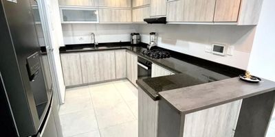 Hermoso apartamento en el barrio el ingenio en 2do piso, Area de 77mts, 3 alcobas, 2 baños, amplia sala comedor, cocina abierta con barra, patio zona de aseo, 2 balcones, 1 garaje para carro y 2 motos, el edificio es nuevo ampliamente dotado de zonas comunes, hermosa pisicina en el ultimo piso, vigilancia 24/7.