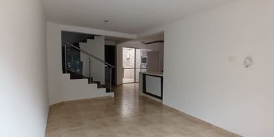 Casa duplex remodelada para la venta con excelente ubicación en Galicia de fácil acceso, con pisos en cerámica, ventilación e iluminación natural, con hermosos acabados. Cuenta con tres habitaciones y tres baños, estudio, salacomedor, estufa y calentador a gas, cocina integral, zona de ropas. En conjunto cerrado con piscina, gimnasio, salón comunal, sauna turco, parques infantiles, placa polideportiva, zonas verdes y un parqueadero. Además con circuito cerrado de tv, vigilancia y portería las 24 Horas.
