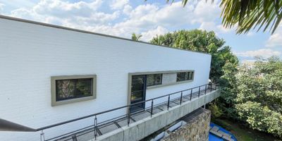 Hermosa casa de 2 pisos en condominio en altos de ciudad jardín con la más espectacular vista de la ciudad, cuenta con 1.000mts de lote y 400mts, 4 alcobas todas con baño la principal con vestier, star de tv, pisos en mármol, cocina integral con fina carpintería, sala comedor con baño social, estadero en amplia zona verde, parqueadero para 4 carros, amplias zonas verdes, hermosos jardines, el condominio cuenta con piscina, salón social, vigilancia 24/7.