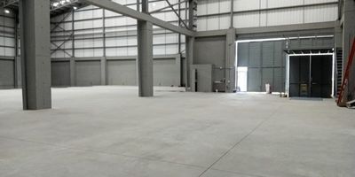 Bodega disponible para arriendo en Guarne, cuenta con un área de 1480 m2, 1 baños, ventanal, espacio exterior, mezanine,  piso reforzado con capacidad 5 toneladas, cocineta sencilla, muelles y puerta camión, parqueadero sencillo propio y para visitantes, capacidad de energía 75 KVAr. portería las 24 horas, ingreso de vehículos pesados, ubicada en vía principal, que conecta Aeropuerto, Guarne, autopista Medellín - Bogotá y municipios del oriente antioqueño, (se entrega terminada). Ideal para tu negocio.