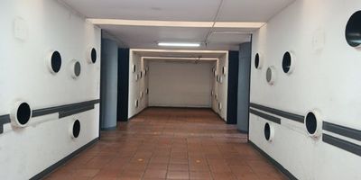 Codigo 27585. ? Local en arriendo ubicado en Medellín sector Centro  ? Características del Inmueble:• 1 nivel• 4 baños comunes• Área construida: 400 m²• Energía monofásica (110V)• Puerta peatonal de acceso• Piso en baldosa• Altura estándar• Sin parqueaderos ni ascensores? Descripción:Este local comercial está ubicado en el corazón del Centro de Medellín, justo debajo de la estación del metro San Antonio. Su excelente visibilidad y flujo peatonal lo convierten en una oportunidad única para negocios que buscan alta exposición. Cuenta con 400 m² distribuidos en un solo nivel, con cuatro baños comunes, puerta peatonal y acabados en baldosa. Ideal para negocios institucionales, educativos, deportivos o de atención al público.? Entorno y Ubicación:• Ubicación estratégica: debajo de la estación San Antonio• Fácil acceso a transporte público y rutas principales• Zona altamente comercial, con gran afluencia de personas• Rodeado de bancos, almacenes, restaurantes y estaciones de servicio