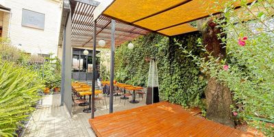 Espectacular casa remodelado, en el primer piso funcionaba un restaurante y en el segundo piso una Galería de arte, full dotada, tiene adecuaciones, equipos y mobiliario en excelente estado para uso de restaurante incluidos en el valor, edificación de 2 pisos 3 niveles, cerca al parque principal del barrio la araña en donde se ubica zona comercial, restaurantes, gastrobares, excelentes vías de acceso y transporte publico por la avenida carrera veinte, calle setenta y dos, carrera veinticuatro y avenida calle ochenta.