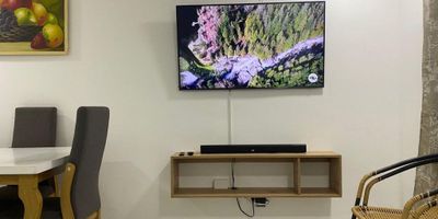 Descubre la elegancia y comodidad en este apartamento de 3 habitaciones y 2 baños, con 70 metros cuadrados de espacio perfectamente distribuido. Su diseño moderno y funcional te brinda un ambiente acogedor y lleno de luz natural. Además, cuenta con 1 parqueadero para tu conveniencia. ¡Haz de este lugar tu nuevo hogar y disfruta de una vida llena de confort y estilo!