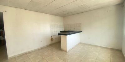 Descubre la comodidad y elegancia en este encantador apartamento de 2 habitaciones y 1 baño. Con una ubicación privilegiada, sus 50 metros cuadrados ofrecen un espacio acogedor y funcional para disfrutar en familia. Su diseño moderno y luminoso crea un ambiente acogedor y relajante. ¡No pierdas la oportunidad de hacer de este lugar tu nuevo hogar! ¡Contáctanos para más información!