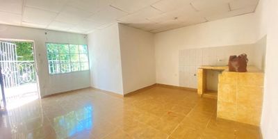 Descubre la elegancia y comodidad en este encantador apartamento de 2 habitaciones y 1 baño. Con una ubicación privilegiada, sus 50 metros cuadrados ofrecen un espacio acogedor y funcional para disfrutar en familia o con amigos. Su diseño moderno y luminoso crea un ambiente acogedor y relajante. ¡No pierdas la oportunidad de hacer de este lugar tu nuevo hogar! ¡Contáctanos para más información!