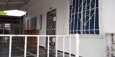 Descubre este encantador APARTAMENTO con una ubicación privilegiada. Con 3 habitaciones y 2 baños, este hogar ofrece comodidad y amplitud en sus 90 metros cuadrados. Disfruta de la tranquilidad y seguridad que brinda este espacio, ideal para compartir en familia. Además, cuenta con 1 parqueadero para tu conveniencia. Vive la experiencia de un estilo de vida único en este inmueble que te espera con los brazos abiertos. ¡No dejes pasar esta oportunidad de hacerlo tuyo!