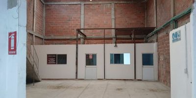 Descubre esta impresionante BODEGA en una ubicación privilegiada. Con 230 metros cuadrados distribuidos en 2 espacios y 2 baños, este inmueble ofrece la versatilidad y comodidad que buscas. Además, cuenta con 1 parqueadero para tu conveniencia. Su diseño funcional y moderno lo convierten en el lugar ideal para tu negocio. ¡No pierdas la oportunidad de hacer de este espacio el hogar de tus sueños empresariales!