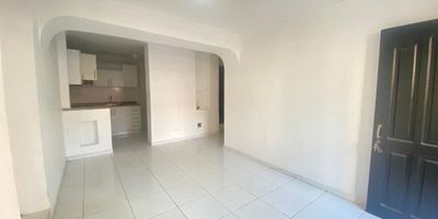 Descubre la elegancia y comodidad en este encantador apartamento de 2 habitaciones y 1 baño. Con 62 metros cuadrados de espacio bien distribuido, cada rincón ha sido diseñado para brindarte confort y funcionalidad. Además, cuenta con 1 parqueadero para tu conveniencia. Ubicado en una zona privilegiada, este hogar te ofrece la tranquilidad que buscas sin alejarte de la ciudad. ¡Ven y haz de este lugar tu nuevo refugio!