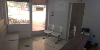 Descubre este exclusivo LOCAL en una ubicación privilegiada. Con 3 espacios amplios y luminosos, 2 baños modernos y 2 parqueaderos para tu comodidad. Con 80.3 metros cuadrados para dar rienda suelta a tus proyectos. Este inmueble es la oportunidad que estabas esperando para expandir tu negocio. ¡No dejes pasar esta oportunidad única!