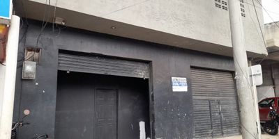 Descubre este exclusivo LOCAL en el corazón de la ciudad. Con 4 espacios amplios y luminosos, 2 baños elegantes y 1 parqueadero privado. Con una extensión de 520 metros cuadrados, este inmueble es ideal para tu negocio. Su ubicación estratégica lo convierte en una oportunidad única. ¡No dejes pasar esta oportunidad de inversión!