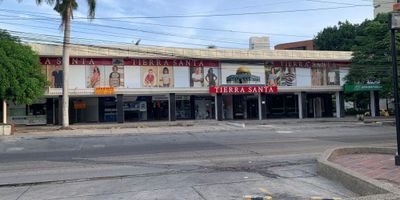 Descubre este encantador local ubicado en una zona privilegiada. Con 60 metros cuadrados, este espacio ofrece infinitas posibilidades para tu negocio. Con un baño y un amplio espacio abierto, podrás dar vida a tus ideas y proyectos. Su ubicación estratégica lo convierte en una oportunidad única para destacar en el mercado. No pierdas la oportunidad de hacer de este local el lugar perfecto para tu emprendimiento. ¡Contáctanos para más información!