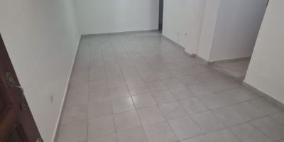 Descubre este encantador APARTAMENTO con una ubicación privilegiada. Con 3 habitaciones y 2 baños, ofrece comodidad y amplitud para tu familia. Disfruta de sus 90 metros cuadrados bien distribuidos y luminosos. Además, cuenta con 1 parqueadero para tu conveniencia. Vive la experiencia de un hogar acogedor y funcional en este espacio único. ¡No dejes pasar esta oportunidad de hacerlo tuyo!