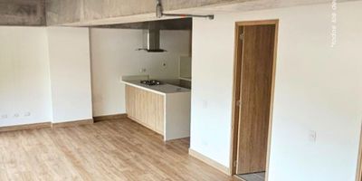 Descubre la elegancia y comodidad en este apartaestudio en arriendo en El Retiro, Antioquia, un municipio encantador y tranquilo del oriente antioqueño. Con 1 habitación, 2 baños y parqueadero privado, este espacio de 50 m² combina diseño moderno, acabados de alta calidad y un entorno acogedor ideal para quienes buscan privacidad y confort.

Ubicado en una zona residencial privilegiada dentro del casco urbano de El Retiro, tendrás fácil acceso a supermercados, transporte público y servicios esenciales. Ideal para solteros, parejas o quienes deseen un segundo hogar en medio de un entorno natural, seguro y con excelente calidad de vida.

¡Contáctanos y agenda tu visita hoy mismo! Este aparta estudio puede ser tu nuevo hogar.