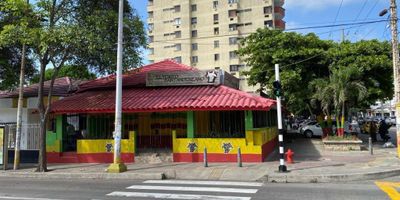 Descubre esta exclusiva CASA-LOCAL en una ubicación privilegiada. Con 1 habitación, 1 baño y 1 parqueadero, este inmueble de 225 metros cuadrados ofrece un espacio único y versátil. Su diseño moderno y funcional lo convierte en el lugar ideal para vivir o emprender un negocio. Disfruta de la comodidad y la elegancia en cada rincón de esta propiedad. ¡No pierdas la oportunidad de hacer realidad tus sueños en este lugar excepcional!