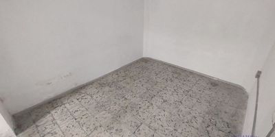 Local comercial disponible para arriendo en Aranjuez, Medellín. Este inmueble, situado en un primer piso, tiene 16 m² y cuenta con un salón vitrina ideal para su negocio. Dispone de vigilancia y acceso a 2 baños comunes. Los servicios de agua y luz están incluidos en el canon de arriendo, lo que facilita la planificación de gastos. Una excelente opción de local en Aranjuez, Antioquia, para su emprendimiento. Contáctenos por WhatsApp, solicite que le contacten o vea los teléfonos para conocerlo.