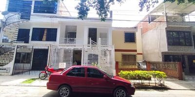 Venta de hermosa casa remodelada en ciudad 2000, de dos pisos independientes más plancha, tiene una area construida de 150.73 M2, en el primer piso cuenta con dos locales comerciales, en el segundo piso cuenta con dos apartaestudios independientes cada uno con balcón, sala comedor, 1 habitación, 1 baño, cocina integral y su patio, termina el tercer piso en plancha. La casa se encuentra generando renta de $3.080.000 - precio 450 millones. Interesados llamar al 3168336616 con Lizeth Arcos.