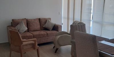 Se arrienda apartamento amoblado en barrio alameda en el Ed esmeralda de un metraje de 105 Mts el cual cuenta con 3 habitaciones , 2 baños , sala , comedor , cocina integral , zona de labores el edificio cuenta con muchas amenidades como piscina , gimnasio y entre otras .