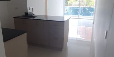 Apartaestudio Cuenta con un área de 60,76 Mts2 , una alcoba, sala comedor , cocina tipo americano dotado con Estufa , Campana, Mesón de cocina en Mármol , Balcón con vista a la ciudad, Un parqueadero.
 
El edificio cuenta con 2 ascensores de alta velocidad,  cámaras de seguridad, bahía de acceso , parqueadero interno de visitantes , Lobby , Salón Social, Sum Lounge con BBQ y Jacuzzi ,  Juegos Infantiles, Vigilancia 24 Horas .
Valor $320.000.000