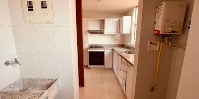 Apartamento ubicado en el sector de castropol, lugar muy tranquilo y seguro, facilidad de acceso debido a su buena ubicación, facilidad de acceso a palmas en ambos sentidos.