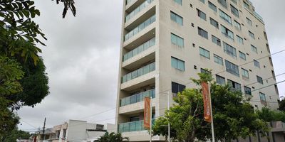 Se vende espectacular apartamento dúplex ubicado en zona residencial tranquila y del lado de la sombra, lo que garantiza frescura y confort durante todo el día. Cuenta con dos habitaciones amplias, cada una con su baño privado y balcón con vista a la calle, lo que permite disfrutar de buena ventilación e iluminación natural. La sala y el comedor se integran en un ambiente acogedor, junto a una moderna cocina integral tipo americana que ofrece funcionalidad y elegancia. También dispone de un baño social para mayor comodidad de las visitas, una zona de labores independiente y garaje privado. Es una excelente opción para quienes buscan comodidad, privacidad y un diseño contemporáneo en un espacio bien distribuido y luminoso.