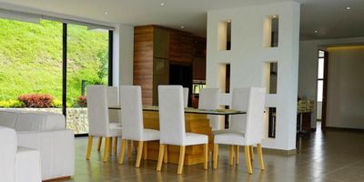 Finca de lujo consta de 2 pisos, 1er piso:Sala amoblada Comedor de 8 puestos Baño social Cocina integral Sala auxiliar de television, estar consta de sala y comedor en ratan. Cuenta con baño, Habitacion con cama doble, otra semi doble y dos camarotes Zona de oficios con lavadora, secadora y lavadero Cuarto de la empleada con baño, terraza con piscina sin fin iluminada y zona de asolearse, Cancha de futbol ,Piscina de agua natural,Zona exterior con iluminacion,Puerta de acceso en madera, 2o piso: Habitacion principal con cama king, televisor, baño y vestier ,Habitacion con baño , cama doble , cama de 1.20  y camarote,Habitacion con cama semidoble, cama de 1.20 y dos camarotes, Habitacion con cama semidoble, cama de 1.20 y camarote,Sala de television amoblada (tiene tv ),Baño,Parqueadero para carros,La finca cuenta con lindos jardines, calentador para agua, Casa  de mayordomo.parq 130mts ,primer piso 228mts, zona social 198mts, lote 5.500mts, 2o piso 230mts casa mayordomo 52mts.