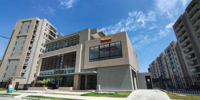 En Financar Inmobiliaria, entendemos que encontrar el hogar ideal es una experiencia única. Por eso, le ofrecemos este encantador apartamento, ubicado en una excelente zona, perfecto para quienes buscan comodidad, tranquilidad y un estilo de vida práctico. Este apartamento cuenta con tres amplias habitaciones, ideales para descansar y disfrutar de momentos de relajación. La sala-comedor está diseñada para ser un espacio acogedor y funcional, perfecto para compartir con su familia y amigos. Además, la cocina integral es moderna y eficiente, lo que le permitirá preparar deliciosos comidos. los baño está bien distribuidos, con acabados de alta calidad, lo que garantiza su confort y funcionalidad. Ubicado en el piso 2, con ascensor, el acceso es fácil y rápido, brindándole comodidad adicional. Con la asesoría profesional de Financar Inmobiliaria, este apartamento puede ser fácilmente el lugar que siempre soñó para vivir. Nuestro equipo le ofrece un servicio personalizado y de calidad,