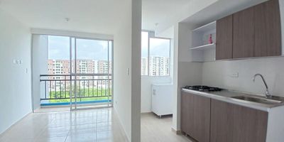 Apartamento en Arriendo y Venta en Condina en unidad cerrada, cerca a supermercados de cadena, rutas de transporte público y servicios complementarios de la zona. Cuenta con salacomedor, pisos en cerámica, hall de alcobas, tres habitaciones con closet, dos baños, cocina integral tipo americano en mesón de acero, estufa, calentador a gas y zona de ropas. La unidad posee de un parqueadero cubierto, piscina, parques infantiles, placa polideportiva y zonas verdes. Además con circuito cerrado de tv, vigilancia y portería las 24 horas. Inmueble sujeto a verificación de disponibilidad
