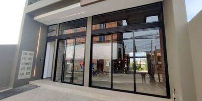 Se renta local en la Ceja, ubicado en una zona residencial y comercial a pie de vía que comunica La Ceja con El Retiro y de fácil acceso al parque principal de la Ceja. Cerca se encuentran restaurantes, panaderías, iglesias, heladerías, D1, parqueaderos. Tiene 160 mtrs2 y cuenta con un baño con posibilidad de hacer más dado el caso de ser necesario, cuenta con una altura de 4.50mtrs que se puede aprovechar para hacer un balcón interno o mezzanine. Jardín interno que se puede aprovechar con un deck con vista hacia una quebrada. Canon $7.500.000