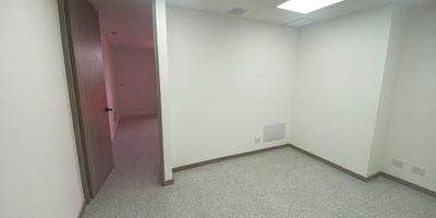 Consultorio en arriendo en centro comercial con fácil acceso a gran variedad de servicios complementarios a pocas cuadras de la estacion del metro y rutas de transporte público. Cuenta con piso en baldosa, 2 espacios, baño privado, cocineta, cableado de red, techo cielo raso, aire acondicionado central, área de recepción y parqueadero cubierto.  El edificio cuenta con ascensor, baños comunales, bahia de parqueo, parking visitantes sin costo, vigilancia y portería 24 horas, citofonía y circuito cerrado de tv. Inmuebles sujetos a verificación de disponibilidad
