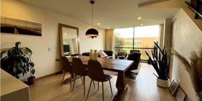 CODIGO 9228FR614 CASA EN VENTA EN CHIA, EXCELENTE UBICACION, estilo Moderno de tres pisos con excelente DISTRIBUCIÓN e Iluminación. PRIMER PISO: sala comedor con chimenea, cocina tipo americano, baño social y una zona verde privada con horno para pizza, zona de lavanderia y 2 parqueaderos. SEGUNDO PISO: dos habitaciones con baño privado, armarios y una linda vista, área de estudio. TERCER PISO: un habitación principal super amplia con terraza y baño privado. El conjunto tiene vigilancia 24/7; Club house con zonas humedas, piscina, cinema, gimnasio, salón comunal, sala de negocios, zonas infantiles, zona de perros, amplias zonas verdes y parqueaderos para visitantes. UBICACION inmejorable sobre la calle 9, a pocos minutos de centro chia, Fontanar, universidades, colegios, clinicas entre otros.
