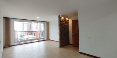 Apartamento en Venta y Arriendo en Álamos en unidad cerrada, cerca a restaurantes, rutas de transporte público y servicios complementarios de la zona. Cuenta con salacomedor, pisos en cerámica, estudio, tres habitaciones con closet, dos baños, cocina integral en mesón de granito, estufa, calentador a gas y zona de ropas. La unidad posee de dos parqueaderos cubiertos, un ascensor, piscina, salón comunal, parques infantiles y zonas verdes. Además cuenta con circuito cerrado de tv, vigilancia y portería las 24 horas. Inmueble sujeto a verificación de disponibilidad. Arriendo y Venta Alamos Pereira
