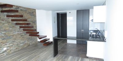 Código: 9228FR623 APARTAMENTO DUPLEX, LINDOS ACABADOS Y EXCELENTE UBICACION, VISTA EXTERIOR.  Primer piso: sala comedor, cocina tipo americano, baño y zona de lavanderia, se comunica al segundo piso por unas lindas escaleras de madera flotantes donde está la habitación principal con terraza, baño y closet de gran tamaño.

Quinto piso con ascensor, piscina, gym. CERCA a centros comerciales, colegios y universidades.

 
