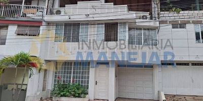 SE VENDE CASA 
Dirección Cra 29 # 65-26 Barrio puerta del sol 
Estrato: 4
Casa de tres pisos
área de 210 mts2 construidos
Primer piso :Sala, comedor, cocina integral con lavavajillas, mesa auxiliar, sala de televisión, cuarto auxiliar con alacena, closet elementos de aseo, y baño auxiliar, garaje.
Pisos en retal de mármol.
Segundo piso: encontramos 3 alcobas con closet, alcoba principal con baño con tina y closet, oficina o cuarto de estudio, baño auxiliar, sala auxiliar con closet de linos, balcón.
todas las alcobas y la oficina con aire acondicionado,
Pisos de alcobas en laminados de madera y closet alcobas de pared a pared, piso de las otras áreas en cerámica.
tercer piso: está ubicada la terraza cubierta de 100 mts2 con BBQ, baño auxiliar, zona de ropas, cuarto para lavadora y lavadero.
escuchamos ofertas y también permutas
