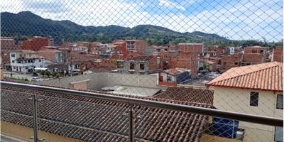 ¿Estás buscando un espacio perfecto para ti en una de las ciudades más encantadoras y dinámicas de Colombia? ¡Entonces este apartaestudio en La Ceja, Antioquia podría ser justo lo que estás buscando!

Con una ubicación privilegiada y una impresionante vista panorámica, este apartaestudio es ideal para aquellos que quieren vivir en un ambiente tranquilo y rodeados de la belleza natural de Antioquia. Con un área de  35 M2 , este inmueble es perfecto para una persona o una pareja que busca un espacio acogedor y funcional.

En el interior, encontrarás una alcoba y un baño completo, que brindan privacidad y comodidad. Además, cuenta con características adicionales que harán de tu vida diaria más cómoda, como una cocina integral, una barra estilo americano y una zona de lavandería. También tendrás acceso a servicios como agua, luz, gas domiciliario y un calentador para mayor comodidad.

Otra de las ventajas de este apartaestudio son sus características externas, que incluyen un acceso pavimentado, ascensor y acceso para discapacitados. Además, estarás rodeado de una variedad de servicios, como centros comerciales, colegios y universidades, así como parques cercanos para disfrutar de actividades al aire libre.

En resumen, si estás buscando un lugar acogedor y conveniente para vivir en La Ceja, este apartaestudio es una excelente opción. No esperes más y contáctanos hoy mismo para programar una visita y ver por ti mismo todo lo que este inmueble tiene para ofrecer.

! Contactanos y agendamos tu cita!
